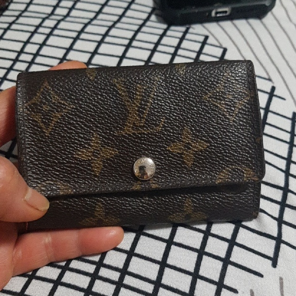 Louis Vuiton Elegant Brown Key Holder